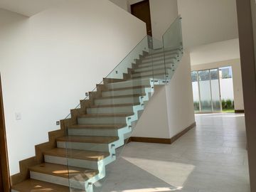 CASA DE TRES PLANTAS EN VENTA EN LADERAS ABEDUL (EL URO)