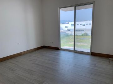 CASA DE TRES PLANTAS EN VENTA EN LADERAS ABEDUL (EL URO)