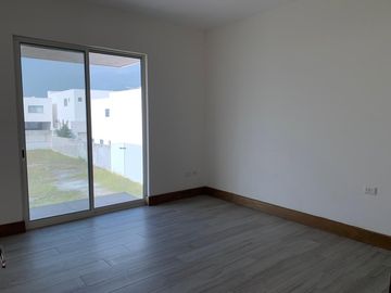 CASA DE TRES PLANTAS EN VENTA EN LADERAS ABEDUL (EL URO)