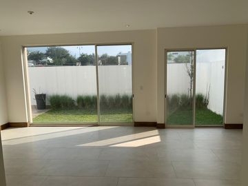 CASA DE TRES PLANTAS EN VENTA EN LADERAS ABEDUL (EL URO)