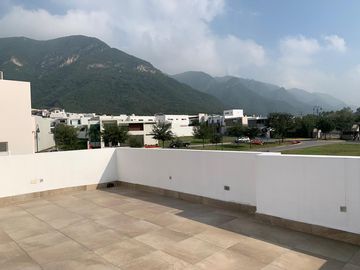 CASA DE TRES PLANTAS EN VENTA EN LADERAS ABEDUL (EL URO)