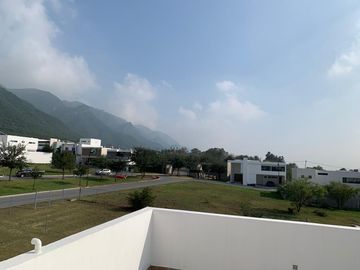 CASA DE TRES PLANTAS EN VENTA EN LADERAS ABEDUL (EL URO)