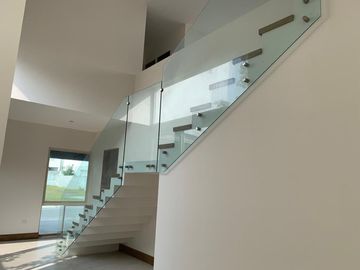 CASA DE TRES PLANTAS EN VENTA EN LADERAS ABEDUL (EL URO)