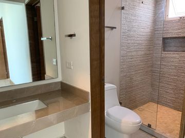 CASA DE TRES PLANTAS EN VENTA EN LADERAS ABEDUL (EL URO)