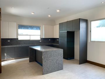CASA DE TRES PLANTAS EN VENTA EN LADERAS ABEDUL (EL URO)