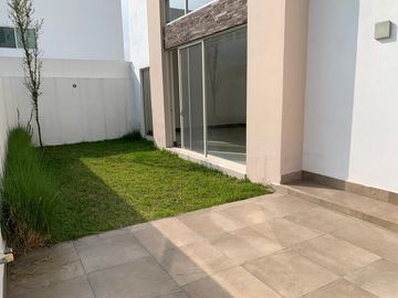 CASA DE TRES PLANTAS EN VENTA EN LADERAS ABEDUL (EL URO)