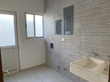 CASA DE TRES PLANTAS EN VENTA EN LADERAS ABEDUL (EL URO)