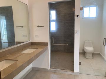 CASA DE TRES PLANTAS EN VENTA EN LADERAS ABEDUL (EL URO)