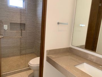 CASA DE TRES PLANTAS EN VENTA EN LADERAS ABEDUL (EL URO)