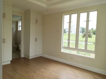 House for Sale at South Forbes Silang Cavite