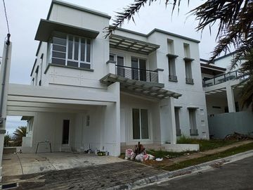 House for Sale at South Forbes Silang Cavite
