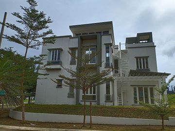 House for Sale at South Forbes Silang Cavite