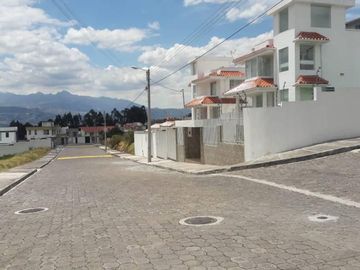 Terreno de VENTA de 719,94m2 a 10 minutos del Red. Colibri, Sangolqui, Ecuador