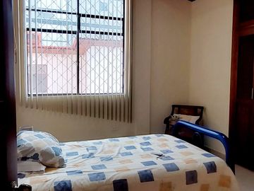 Vendo casa remodelada en la Granda Centeno, tiene tres departamentos independientes.