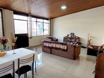 Vendo casa remodelada en la Granda Centeno, tiene tres departamentos independientes.