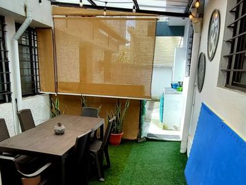 Vendo casa remodelada en la Granda Centeno, tiene tres departamentos independientes.