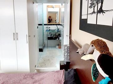Vendo casa remodelada en la Granda Centeno, tiene tres departamentos independientes.
