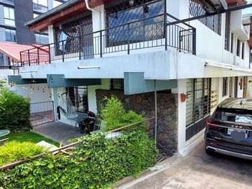 Vendo casa remodelada en la Granda Centeno, tiene tres departamentos independientes.