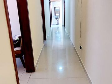 Vendo casa remodelada en la Granda Centeno, tiene tres departamentos independientes.