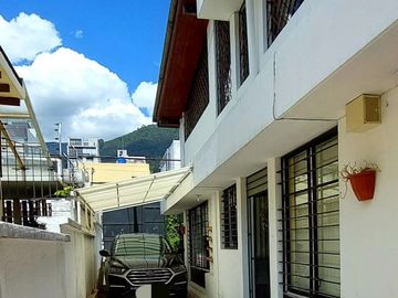 Vendo casa remodelada en la Granda Centeno, tiene tres departamentos independientes.