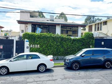 Vendo casa remodelada en la Granda Centeno, tiene tres departamentos independientes.