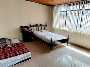 Vendo casa remodelada en la Granda Centeno, tiene tres departamentos independientes.
