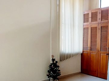 Vendo casa remodelada en la Granda Centeno, tiene tres departamentos independientes.