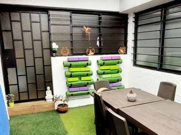 Vendo casa remodelada en la Granda Centeno, tiene tres departamentos independientes.