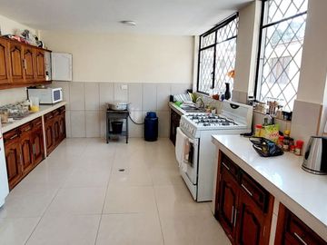 Vendo casa remodelada en la Granda Centeno, tiene tres departamentos independientes.