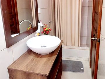 Vendo casa remodelada en la Granda Centeno, tiene tres departamentos independientes.