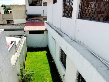 Vendo casa remodelada en la Granda Centeno, tiene tres departamentos independientes.