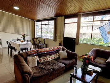Vendo casa remodelada en la Granda Centeno, tiene tres departamentos independientes.