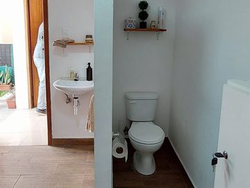 Vendo casa remodelada en la Granda Centeno, tiene tres departamentos independientes.