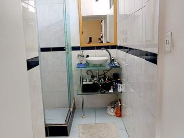 Vendo casa remodelada en la Granda Centeno, tiene tres departamentos independientes.