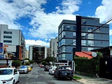 Vendo casa remodelada en la Granda Centeno, tiene tres departamentos independientes.