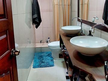 Vendo casa remodelada en la Granda Centeno, tiene tres departamentos independientes.