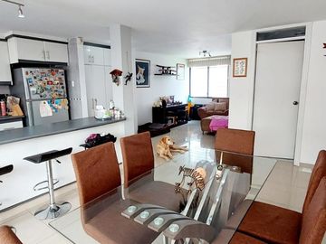 Vendo casa remodelada en la Granda Centeno, tiene tres departamentos independientes.