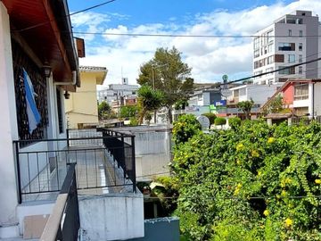 Vendo casa remodelada en la Granda Centeno, tiene tres departamentos independientes.