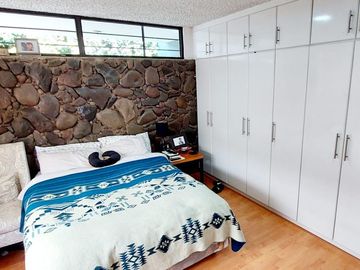 Vendo casa remodelada en la Granda Centeno, tiene tres departamentos independientes.
