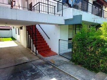 Vendo casa remodelada en la Granda Centeno, tiene tres departamentos independientes.