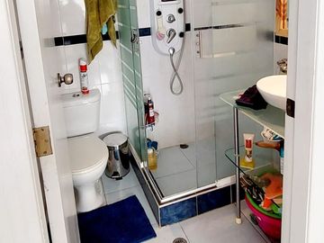 Vendo casa remodelada en la Granda Centeno, tiene tres departamentos independientes.
