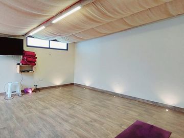 Vendo casa remodelada en la Granda Centeno, tiene tres departamentos independientes.