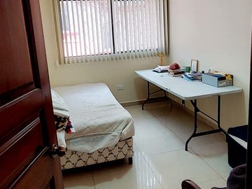 Vendo casa remodelada en la Granda Centeno, tiene tres departamentos independientes.
