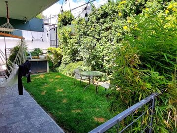 Vendo casa remodelada en la Granda Centeno, tiene tres departamentos independientes.