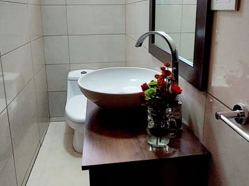 Vendo casa remodelada en la Granda Centeno, tiene tres departamentos independientes.