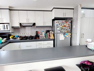 Vendo casa remodelada en la Granda Centeno, tiene tres departamentos independientes.
