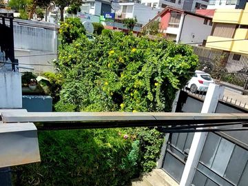 Vendo casa remodelada en la Granda Centeno, tiene tres departamentos independientes.