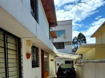 Vendo casa remodelada en la Granda Centeno, tiene tres departamentos independientes.
