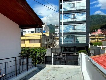Vendo casa remodelada en la Granda Centeno, tiene tres departamentos independientes.