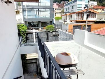 Vendo casa remodelada en la Granda Centeno, tiene tres departamentos independientes.